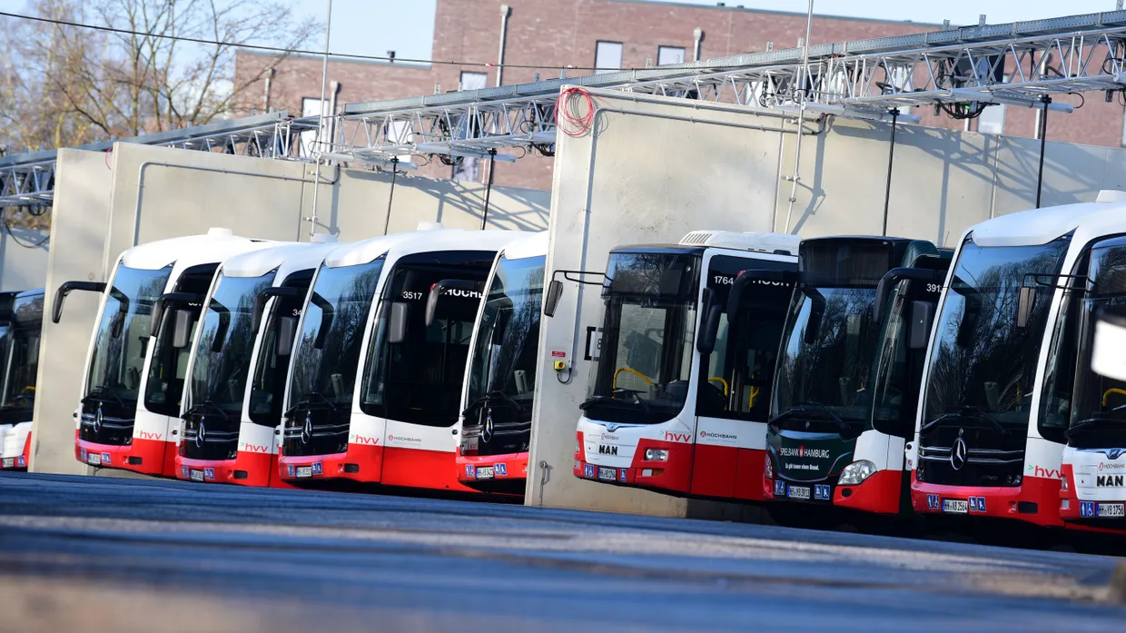 Busse der Hochbahn stehen auf einem Betriebshof.