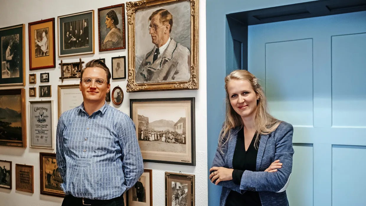 Die Bilderwand hing früher beim Kiem Pauli im Wohnzimmer: Leonhard Meixner und Katharina Baur an ihrem Arbeitsplatz
