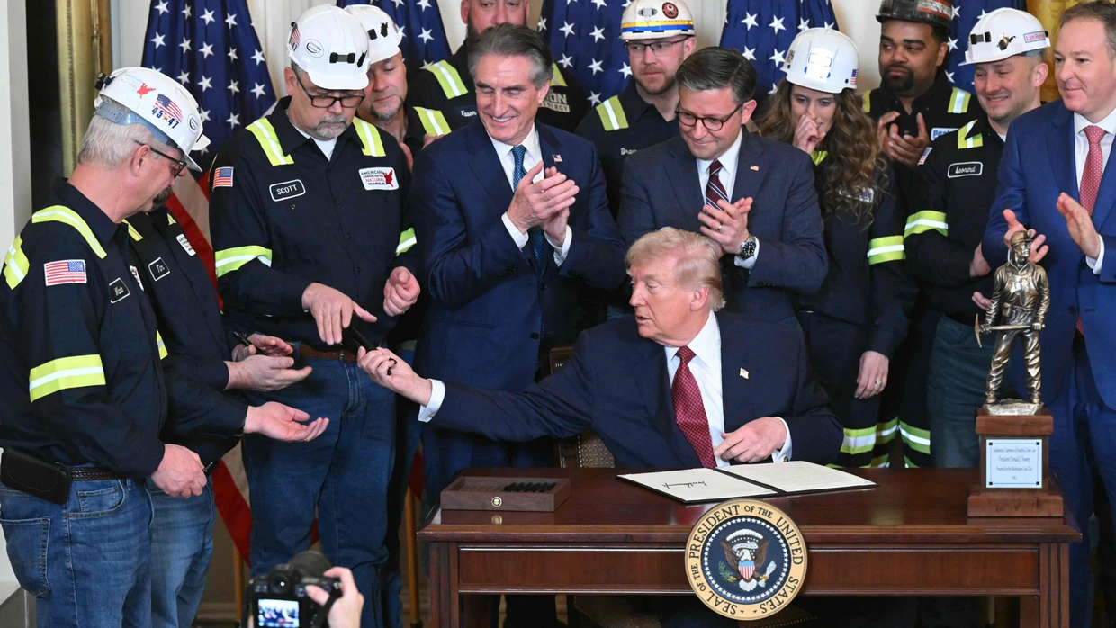 Unten links und rechts oben: Donald Trump übergibt seinen Stift einem Minenarbeiter, mit dem er eine Executive Order zur Kohleförderung unterschrieben hat.