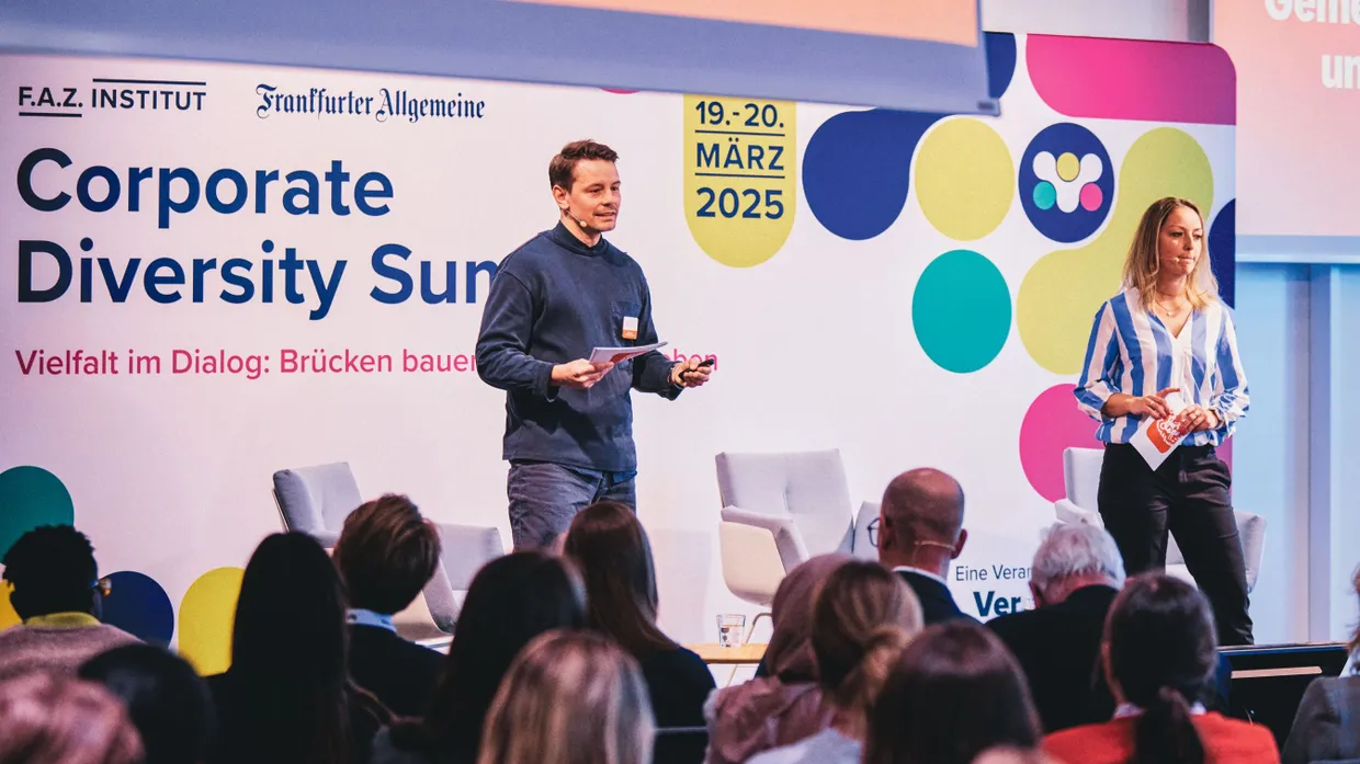 Vielfalt durch unterschiedliche Hintergründe, Lebenswege und Erfahrungen – bei der ING heißt das „Miteinanders“. Christoph Seeger und Katharina Schäfer gaben in Keynote und anschließendem Talk Einblicke in Diversity-Strategie und -Kampagne des Unternehmens.