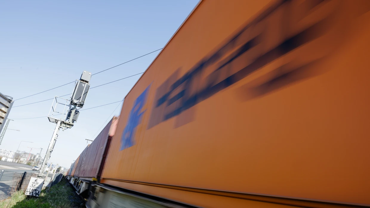 Ein Güterzug ist auf einer Zugstrecke in Südhessen liegengeblieben (Symbolbild(.