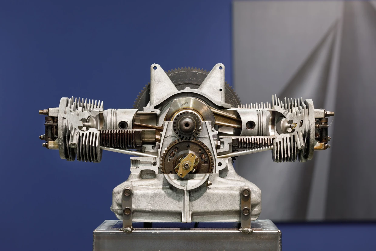 Menschmaschine: Thomas Bayrles „Rosaire“ von 2012, ein den französischen Rosenkranz betender und puckernder Citroën 2 CV-Motor