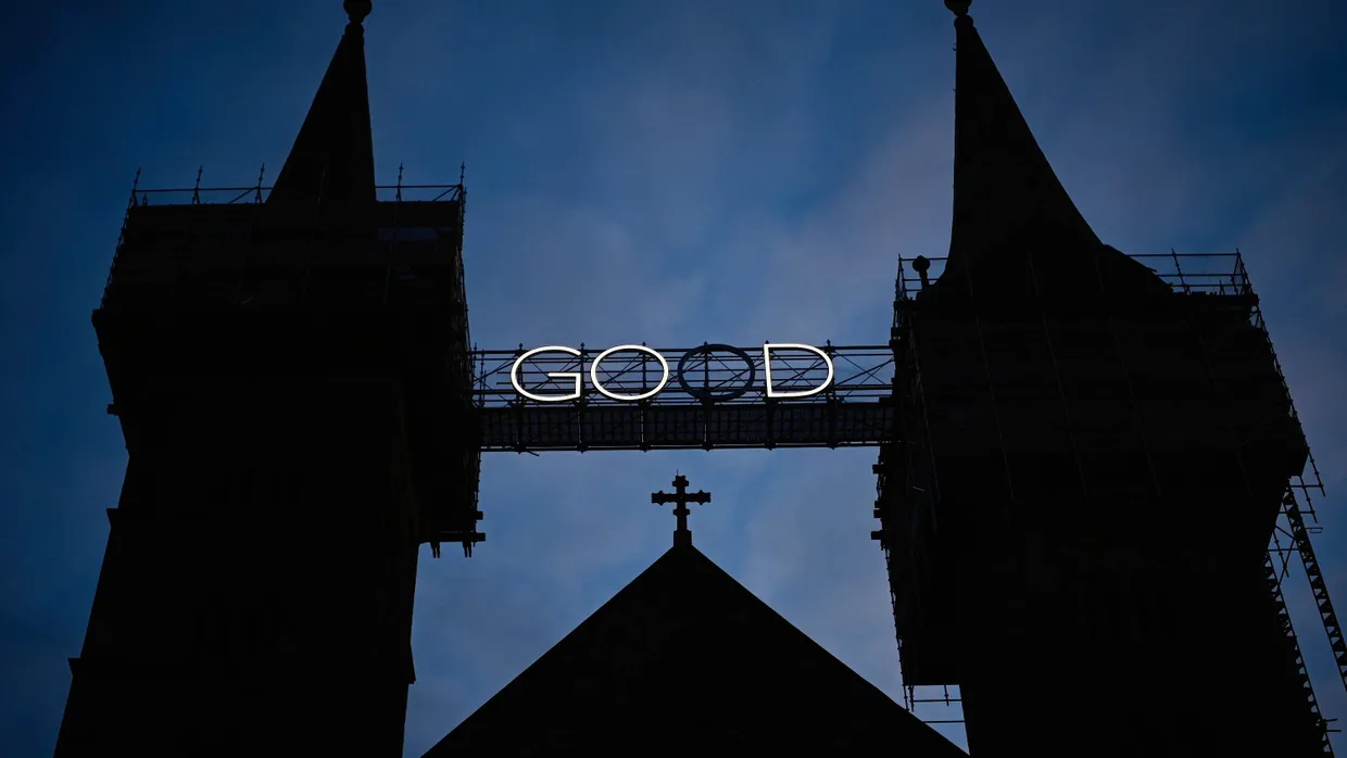 Go(o)d – Leuchtschrift zwischen den Türmen des Bamberger Doms