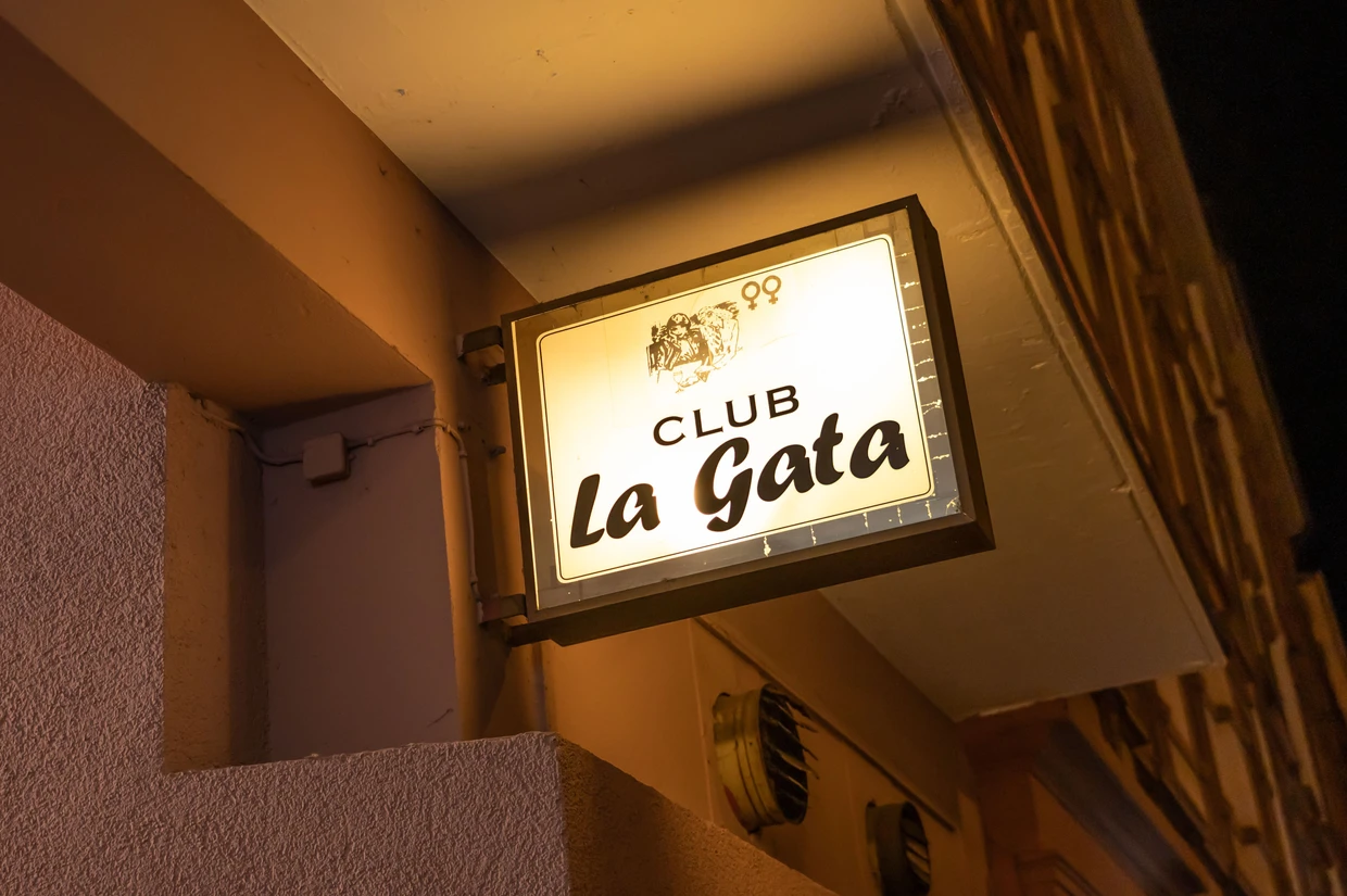 Ein schlichtes Schild am Eingang der Bar