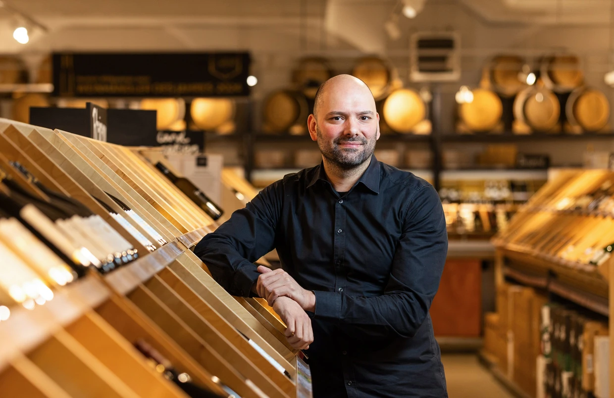 Mann vom Fach: Melih Günsel ist Sommelier und seit 2022 Niederlassungsleiter der Weinkellerei Höchst.