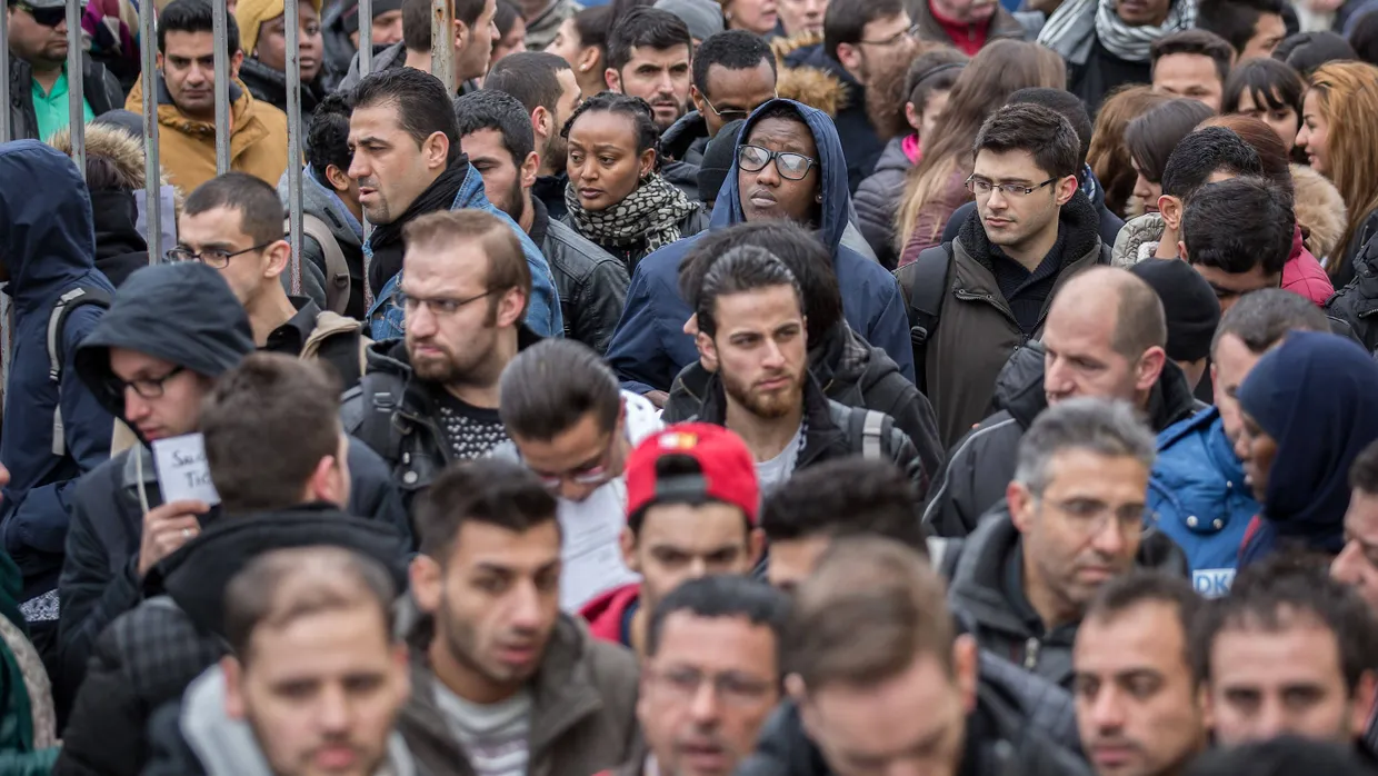 Jobsuchende drängen sich bei der Jobbörse für Flüchtlinge in Berlin am Einlass.