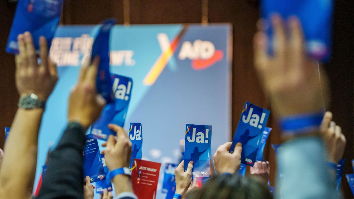 Bei der Gründungsveranstaltung von „Generation Deutschland“ in Gießen stimmen Teilnehmer über einen Tagesordnungspunkt ab.