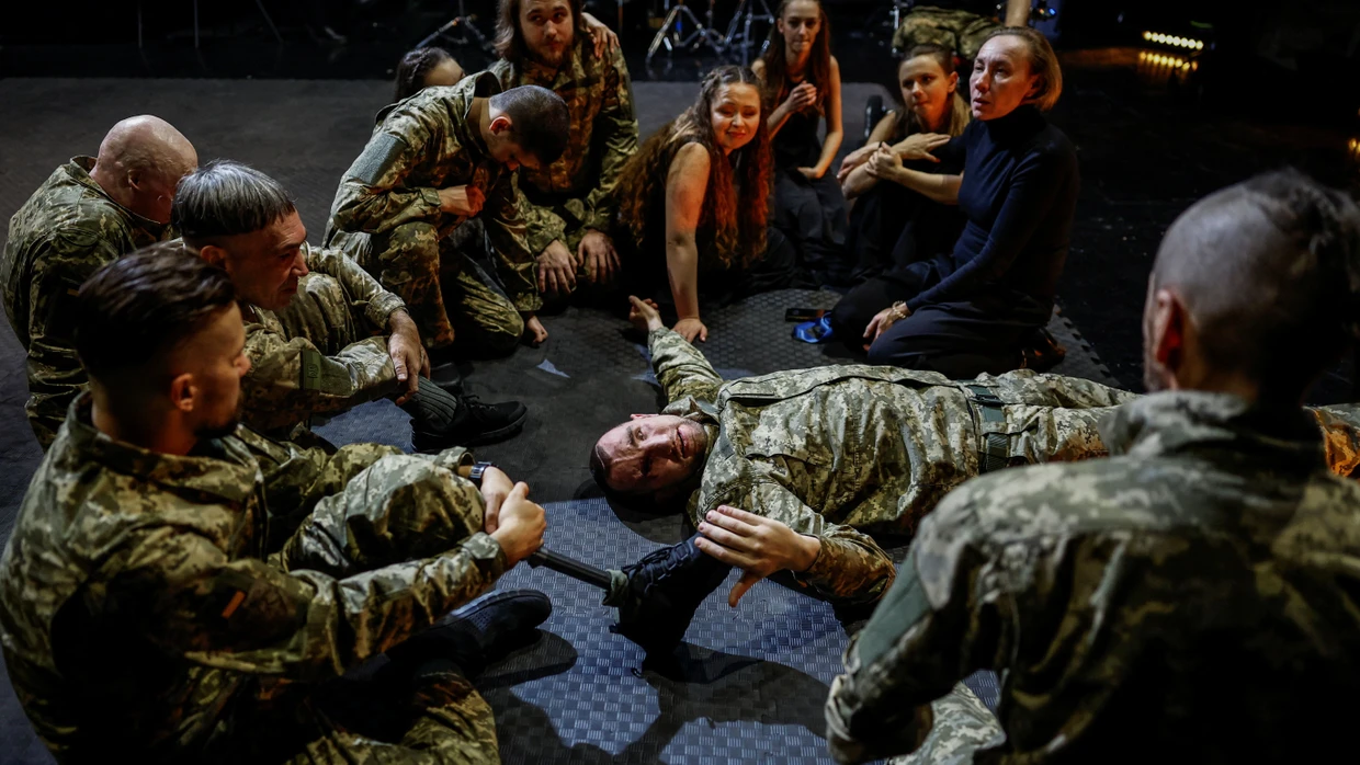 Olha Semoshkina (oben rechts), Chefchoreografin der Theatergruppe „Veterans’ Theatre“, spricht vor der Premiere einer ukrainischen Parodie auf Vergils „Aeneis“ aus dem 18. Jahrhundert mit den Schauspielern, während Russland die Ukraine angreift, in Kiew, Ukraine, 4. Dezember 2025.