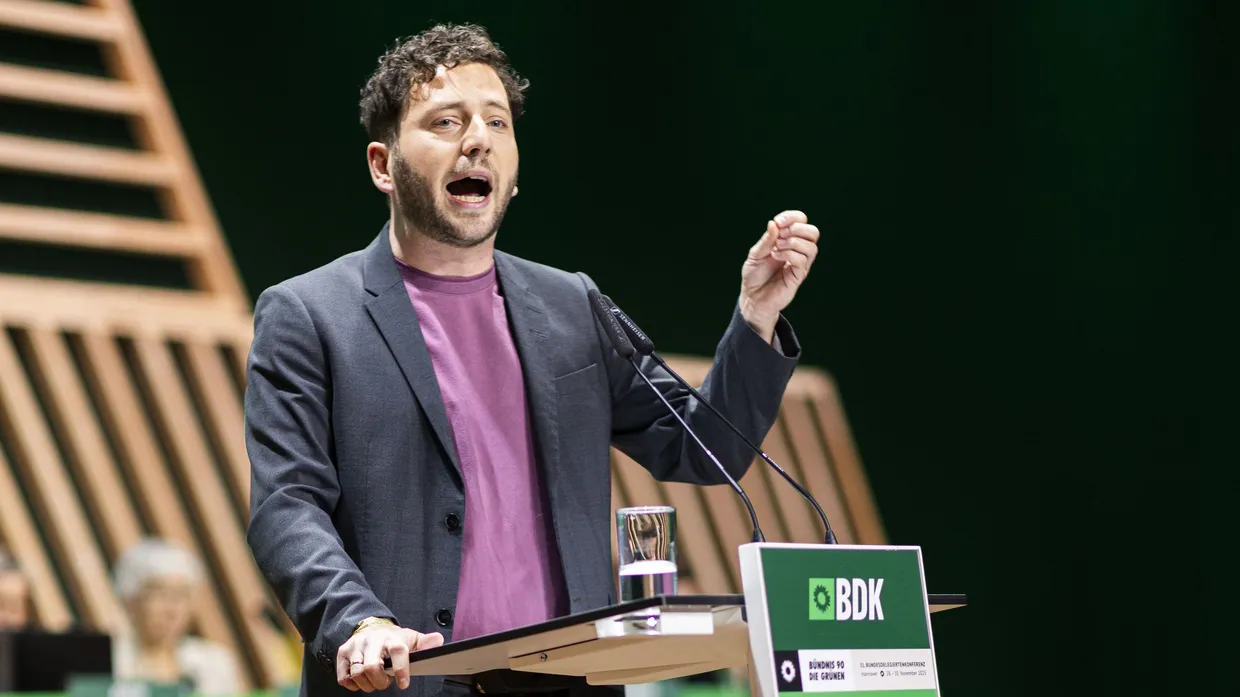 Der Grüne mit dem kleinen roten Flitzer: Felix Banaszak auf dem Parteitag in Hannover, 2025