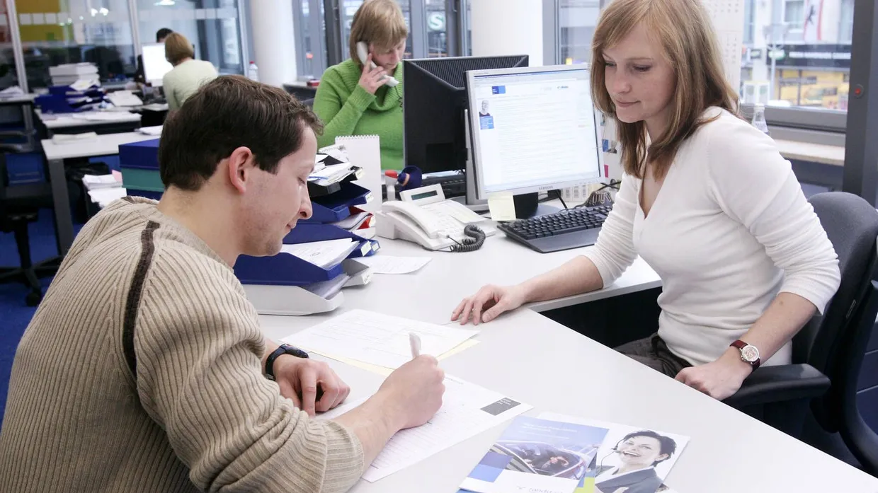 Vermittlungsgespräche in der Zeitarbeitsfirma: Ein immer häufigeres Bild.