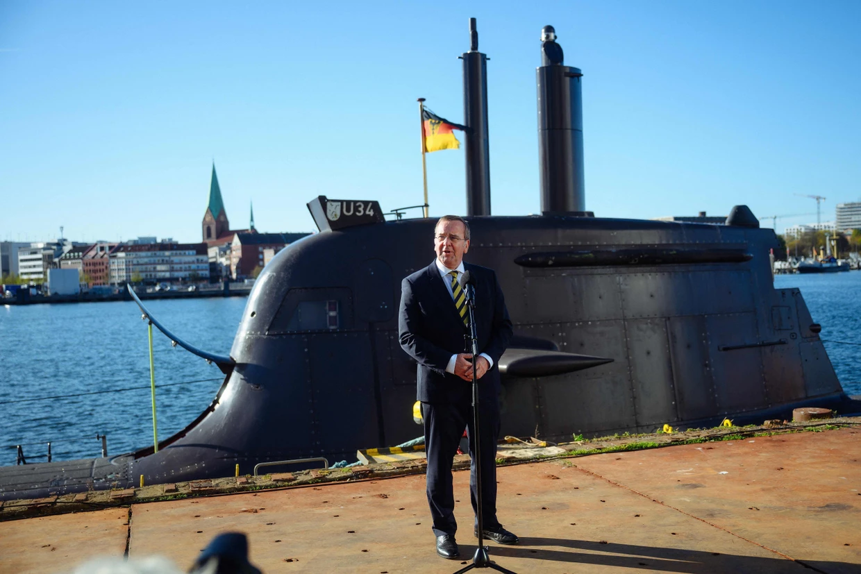 Gefragt wie nie: Bundesverteidigungsminister  Boris Pistorius vor einem TKMS-U-Boot in der Kieler Förde