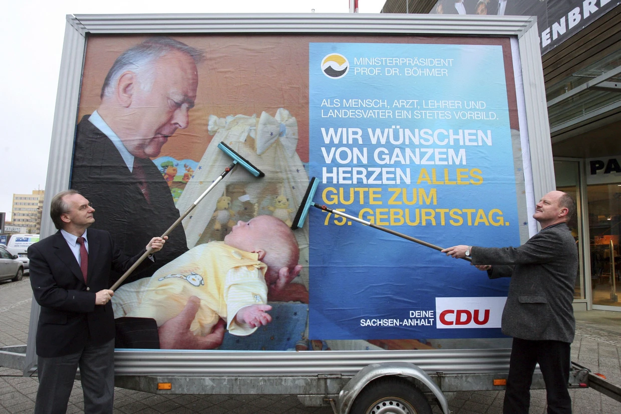 Der Landesvater und seine Kinder: Haseloff (links) gratuliert dem früheren sachsen-anhaltischen Ministerpräsidenten Wolfgang Böhmer zum Gerburtstag.