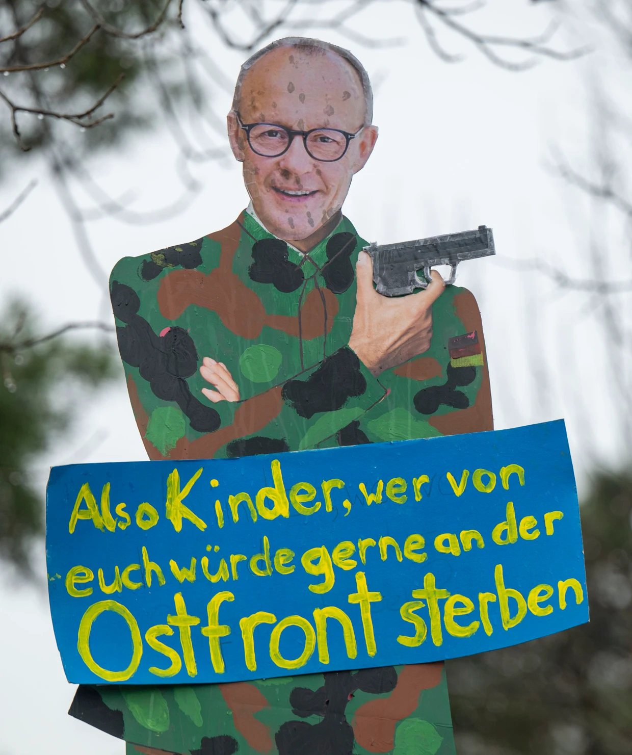 Pappschild in Kanzlerform: Auch in München protestierten Schüler gegen den Wehrdienst