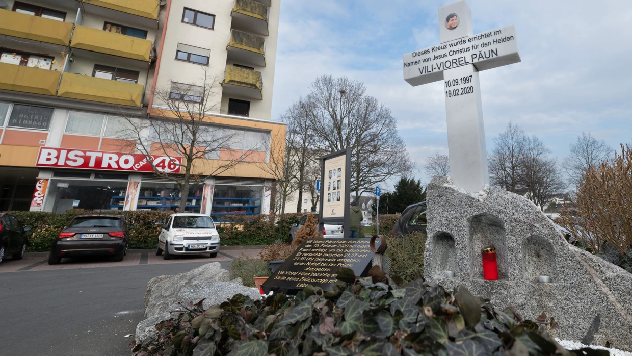 Ermordet von einem Rassisten: Ein Gedenkkreuz erinnert in Hanau an ein Opfer des Anschlags vom Februar 2020.