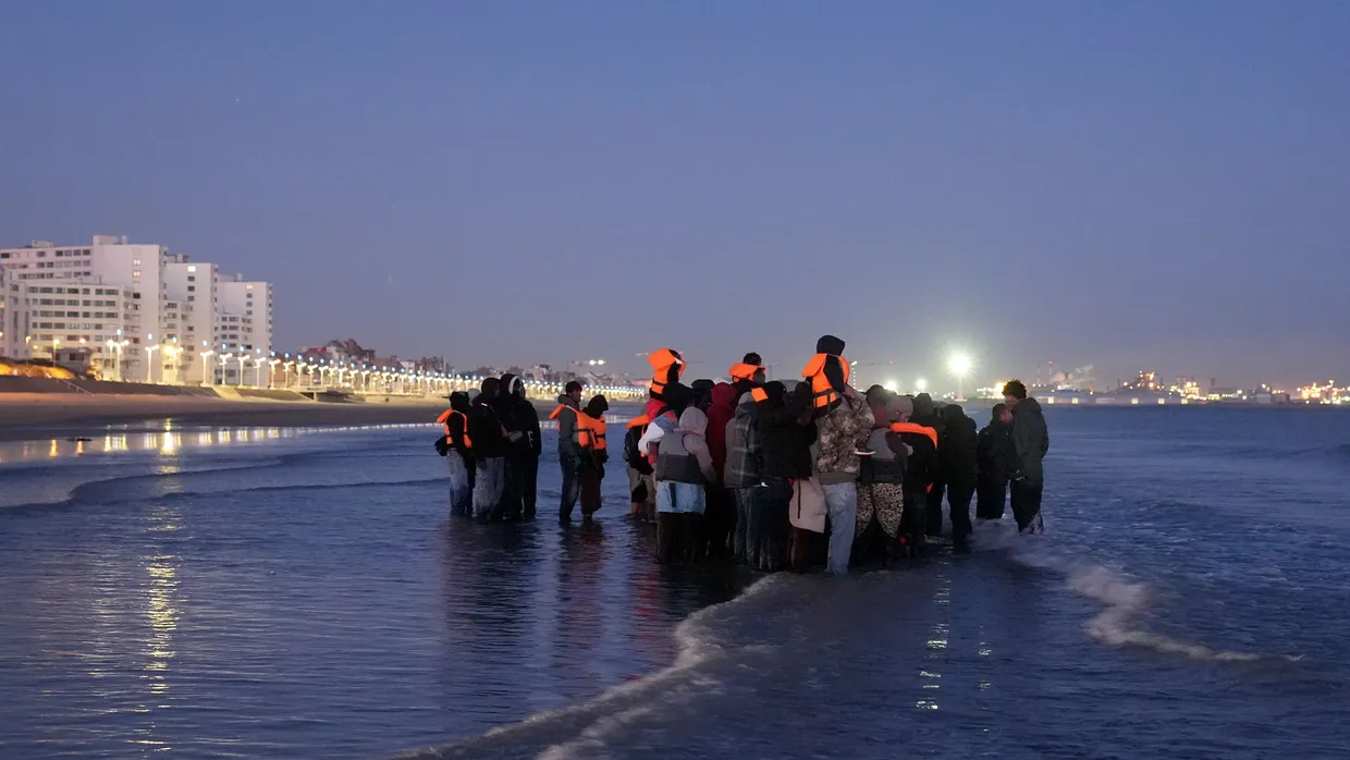 Mutmaßliche Migranten warten am Strand des französischen Dunkerques darauf, ein Boot zu besteigen, um damit den Ärmelkanal zu überqueren.