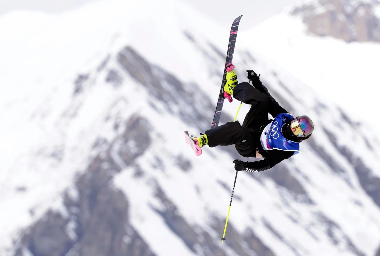 Mathilde Gremaud fliegt bei ihrem Gold-Lauf hoch hinaus.