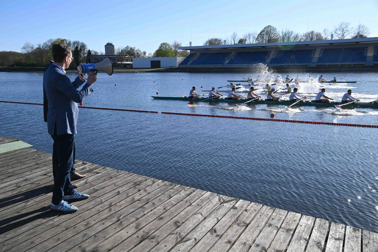 Wüst gibt den Startschuss für ein Kanurennen in Duisburg