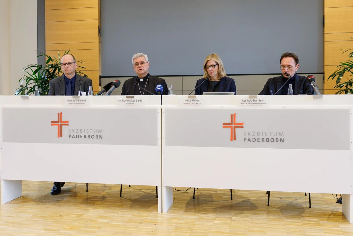 Erzbischof Udo Markus Bentz (Zweiter von links) und Reinhold Harnisch (rechts) bei der Vorstellung der Missbrauchsstudie.