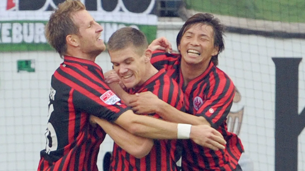 Sebastian Jung von Eintracht Frankfurt (Mitte) darf an diesem Mittwoch in der A-Nationalmannschaft kicken - mit ihm freuen sich unter anderem Stefan Aigner und Takashi Inui