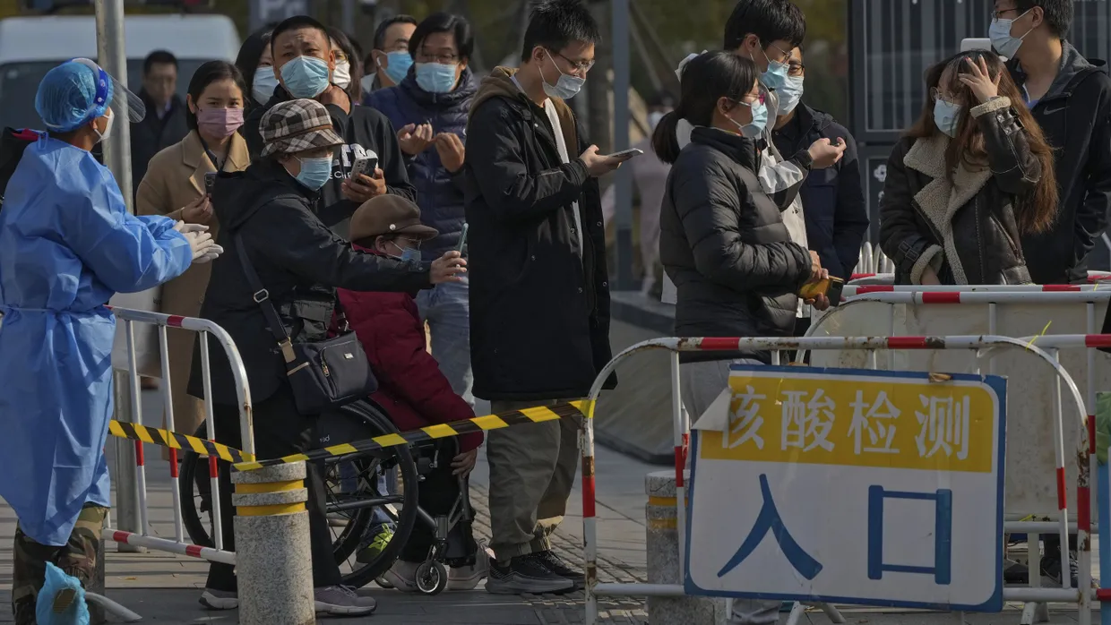 Anstehen an einer Coronavirus-Teststelle in Peking Anfang November