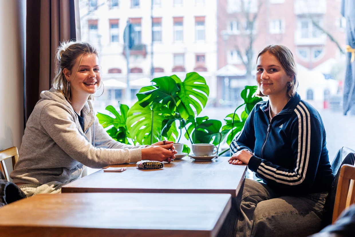 Pia Simon (links) und Hella Sauer sind Freundinnen seit der Schulzeit. Sie sind in Offenbach aufgewachsen und wundern sich nicht über die niedrige Wahlbeteiligung.