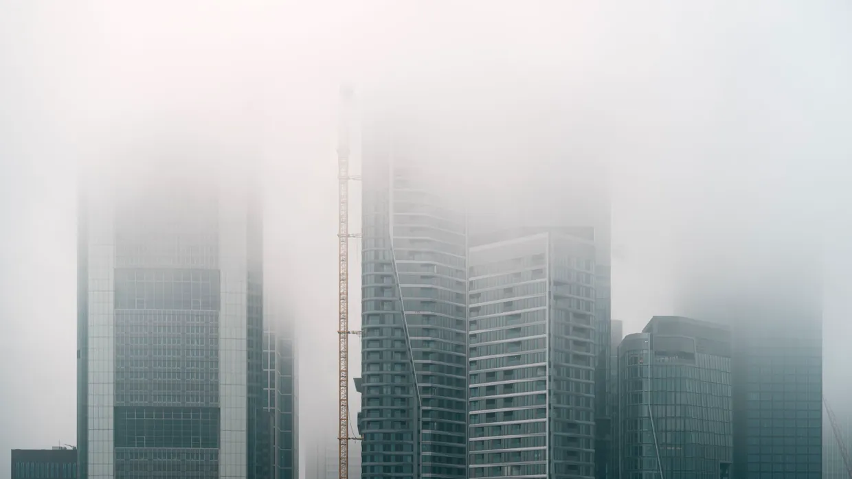 Undurchsichtig: die Frankfurter Skyline im Nebel