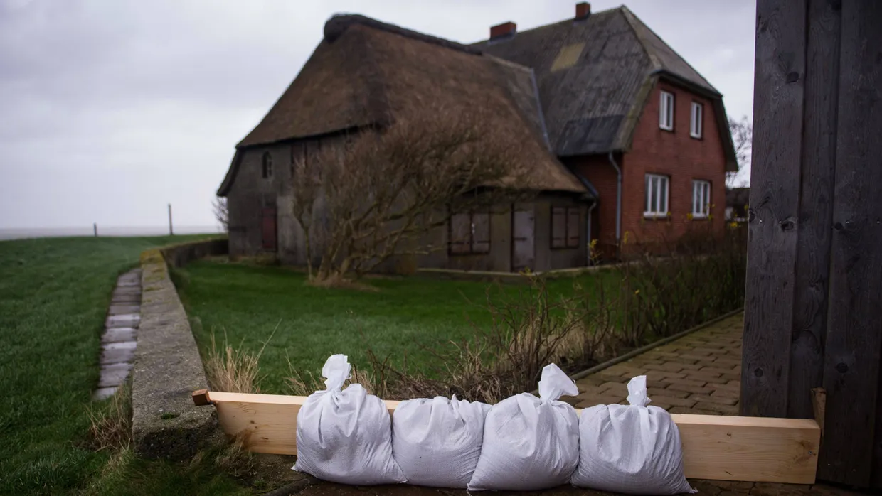 In der Nacht hat die erste Flutwelle des Orkantiefs «Xaver» die größte nordfriesische Hallig Langeneß noch nicht überspült