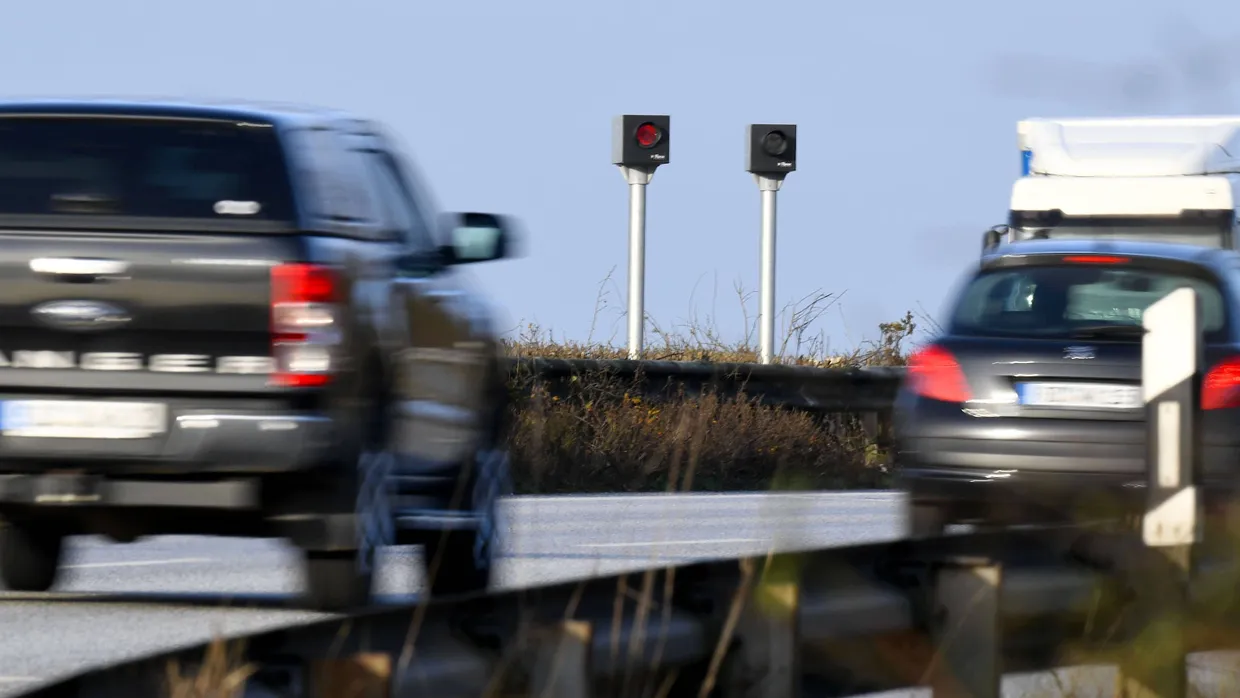 Bitte lächeln: Fest installierte Blitze an der A 7 bei Borgstedt, Schleswig-Holstein