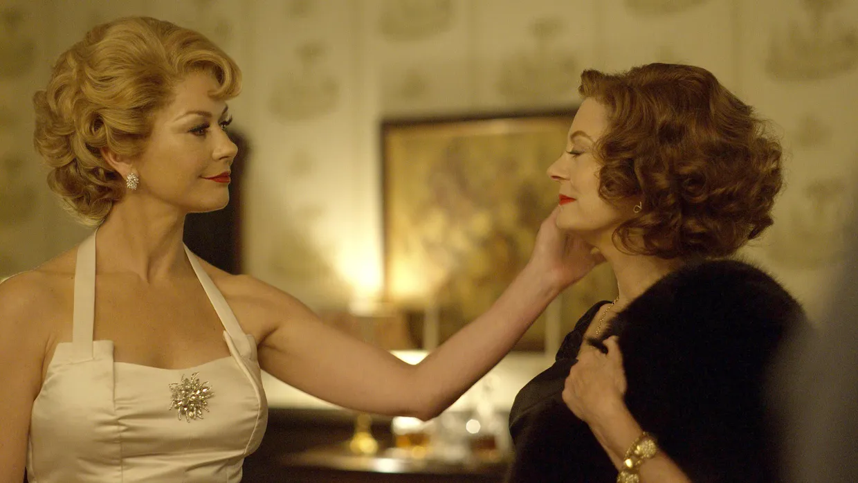 Zeugin einer Fehde: Olivia de Havilland (Catherine Zeta-Jones) streicht ihrer Kollegin Bette Davis (Susan Sarandon) über die Wange.