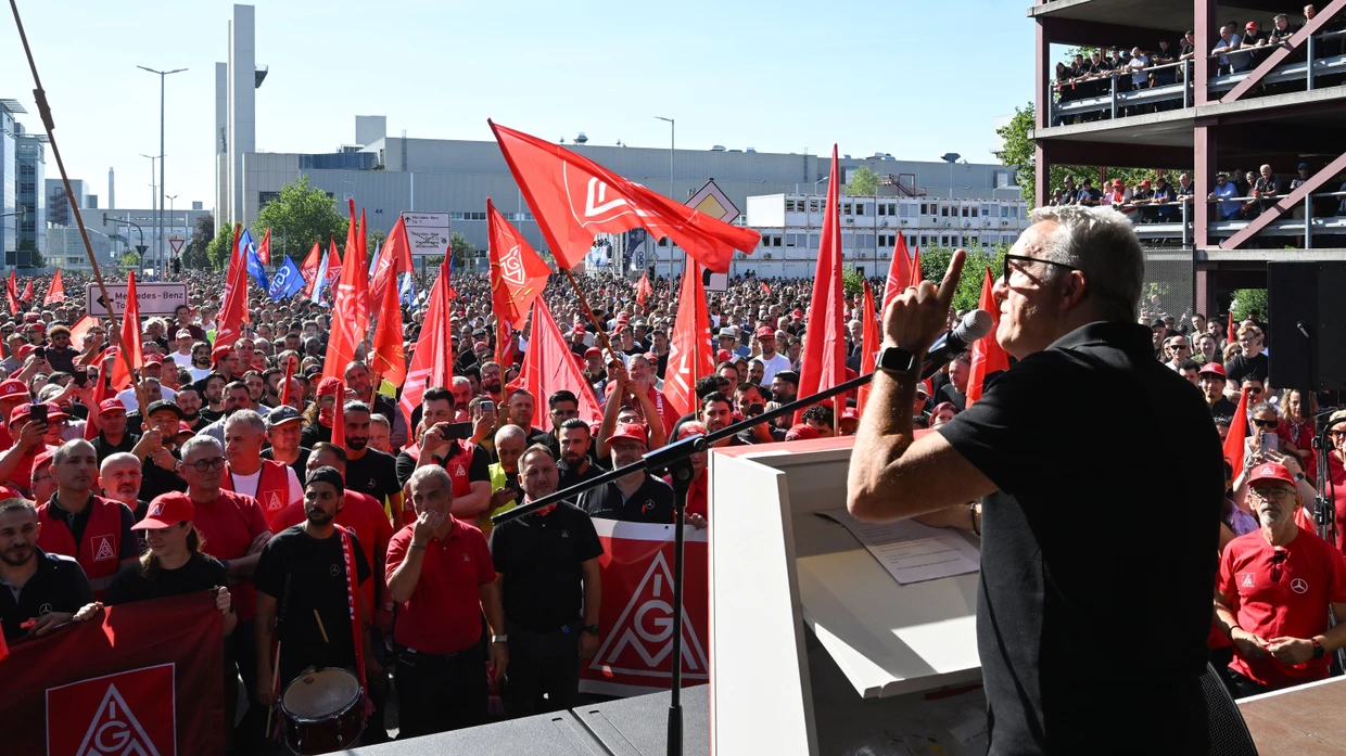 Noch stabilisieren ihre Beiträge die Sozialsysteme, doch ihre Jobs sind in Gefahr: Demonstration von Mercedes-Benz-Mitarbeitern im Juli.