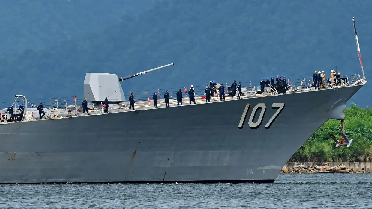 Besatzungsmitglieder der „USS Gravely“ stehen aufgereiht beim Einlaufen in den Hafen von Port of Spain, der Hauptstadt von Trinidad und Tobago.