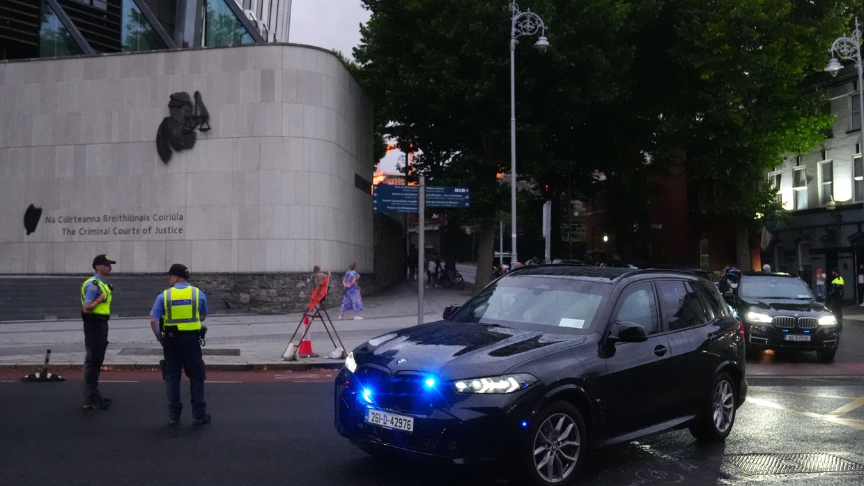 In Dublin: Fahrzeuge der Garda verlassen am Sonntag das Strafgericht.