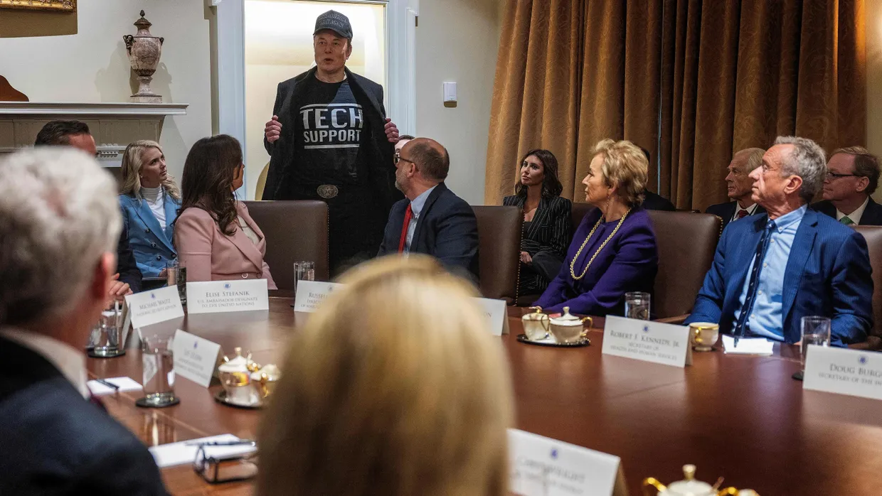 Der „Tech Support“ ist da – Elon Musk erklärt Trumps Regierung, was Sache ist.