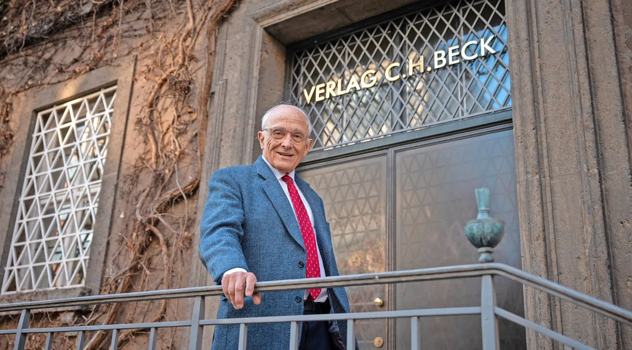 Hans Dieter Beck, noch 89-jährig, vor dem Haupteingang des C.H.Beck-Verlags in München