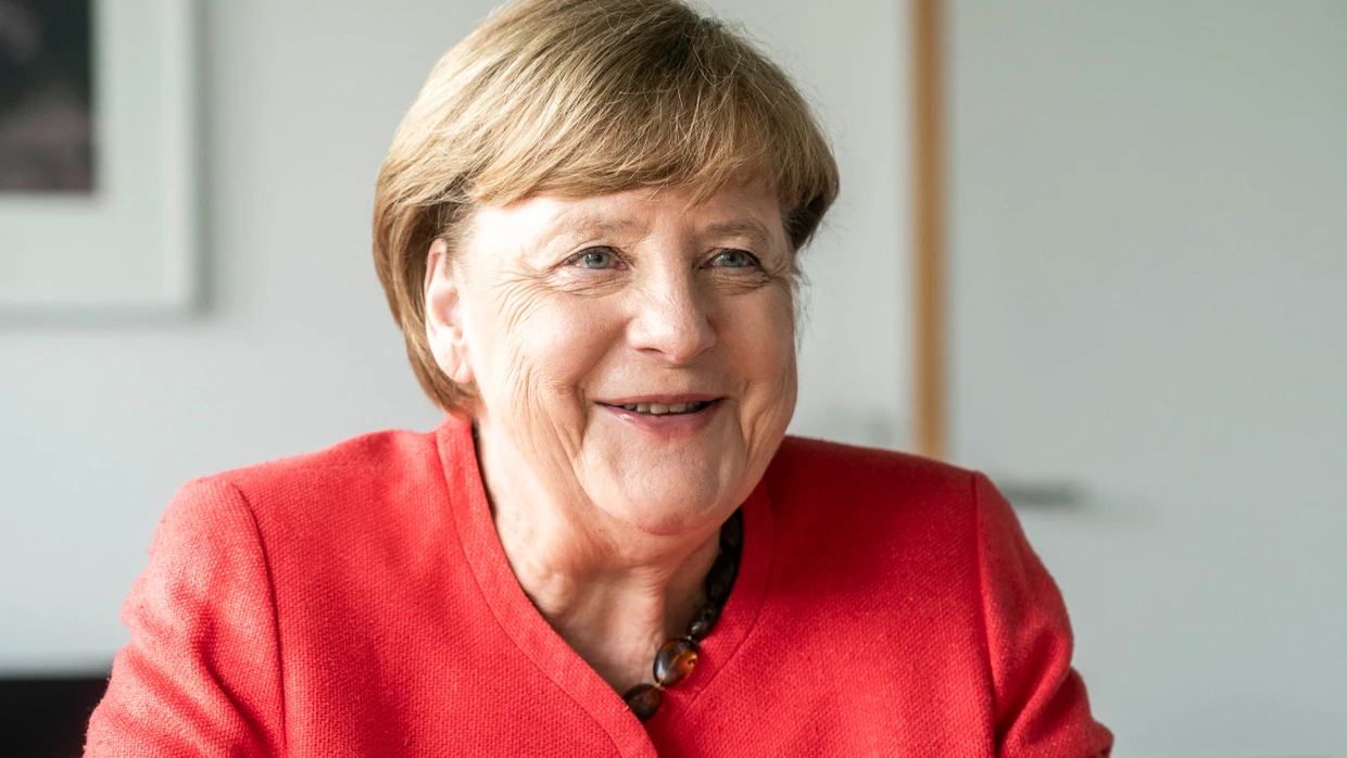 „Ich habe hier und da etwas mitzuteilen“: Bundeskanzlerin a.D. Angela Merkel in ihrem Büro in Berlin