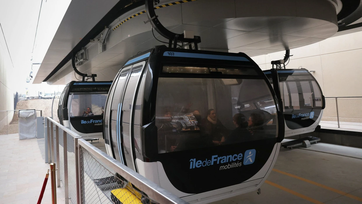 Pendler nutzen die erste urbane Seilbahn „C1“ in der Region Ile-de-France während ihrer offiziellen Inbetriebnahme in Creteil, am Stadtrand von Paris.
