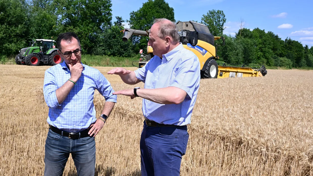 Bundesagrarminister Cem Özdemir (links, Bündnis 90/Die Grünen) am Samstag bei einem Treffen mit Joachim Rukwied, dem Präsidenten des Deutschen Bauernverbands, bei Eberstadt