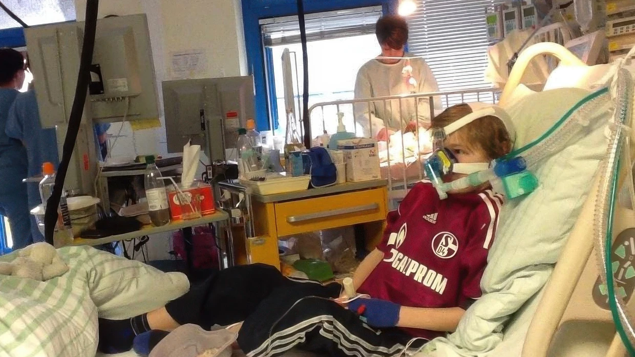Fußball als Freudenspender: Im Krankenhaus hilft Marius Schaefer auch ein Schalke-Trikot.
