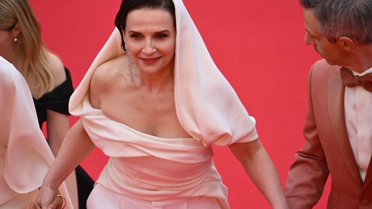 Diesjährige Jurypräsidentin Juliette Binoche auf dem Weg zur Eröffnung von Cannes