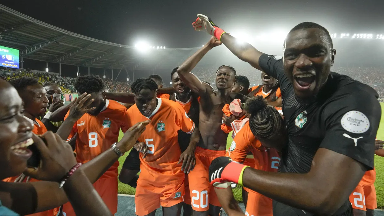 Spieler der Elfenbeinküste feiern ihren Sieg gegen Senegal.