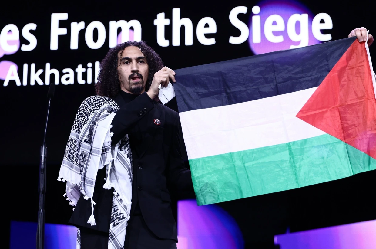 Mit Flagge: der Regisseur Abdallah Alkhatib bei seinem Auftritt in der Preisgala
