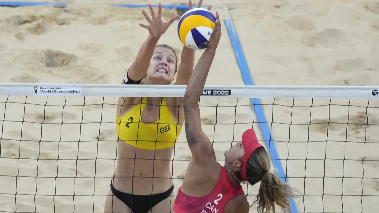 Die deutsche Beachvolleyballerin Svenja Müller (gelb) beim Block