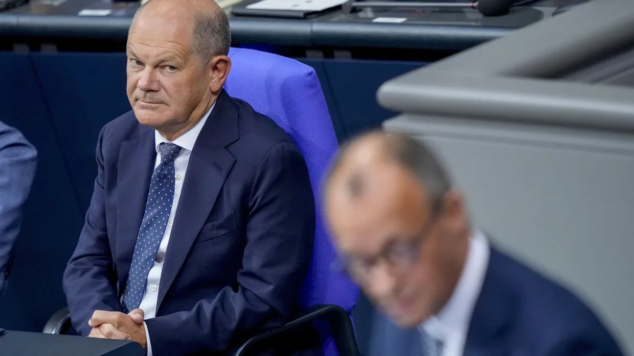 Bundeskanzler Olaf Scholz und CDU-Chef Friedrich Merz im Bundestag