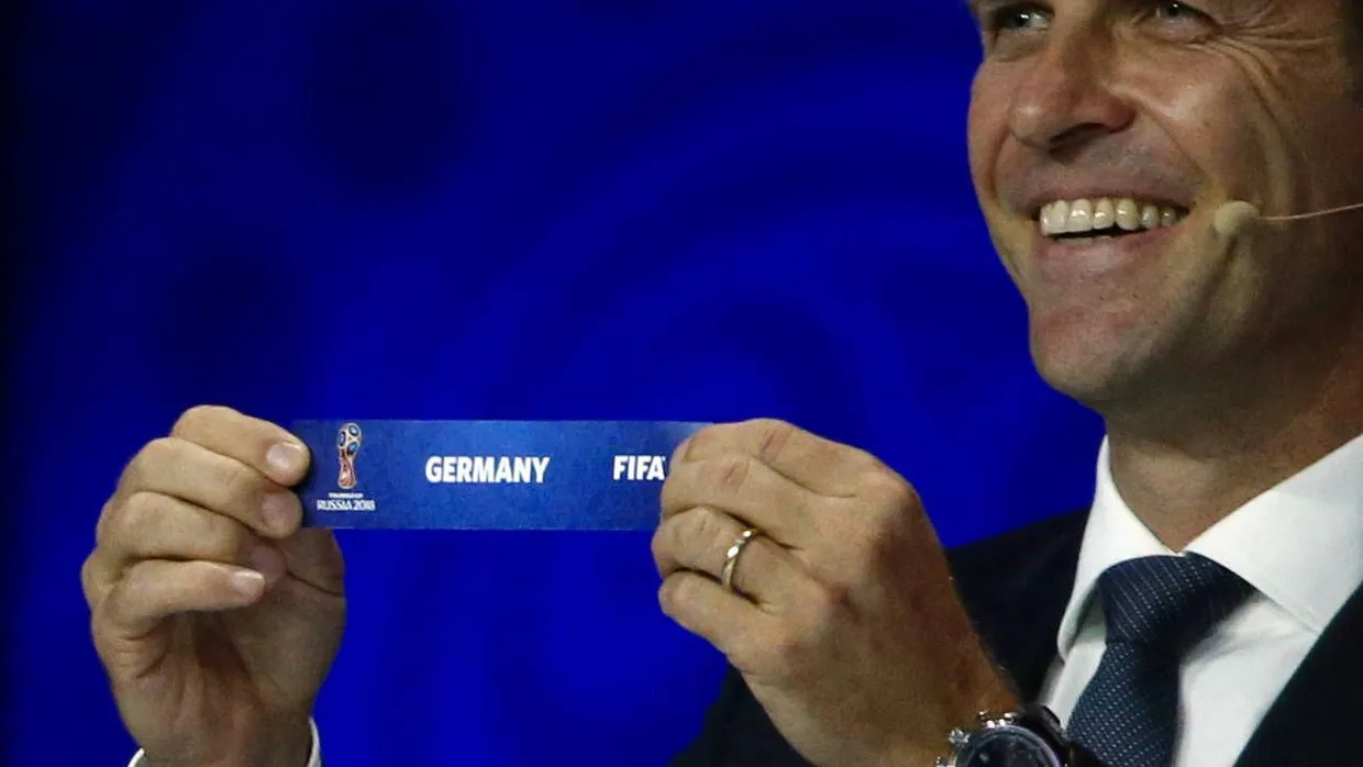 Deutscher zieht Germany: Nationalmannschaftsmanager Bierhoff bei der Auslosung der WM-Qualifikationsgruppen