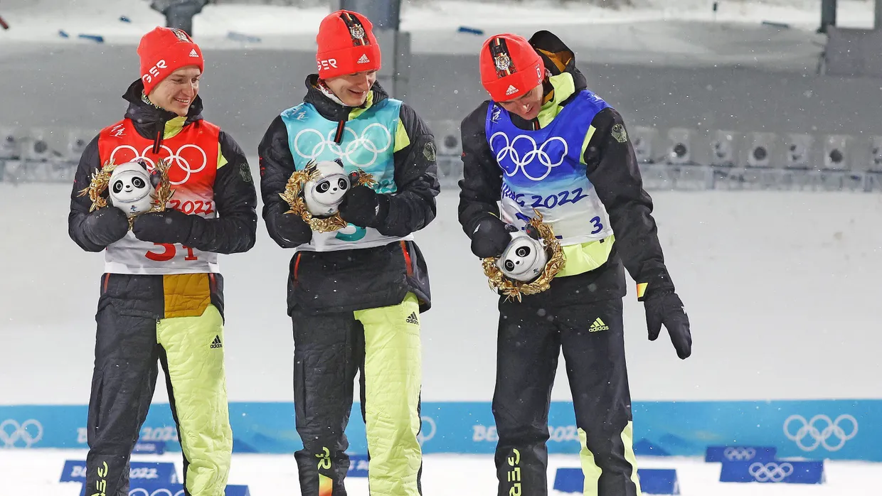 Fehlte neben seinen Team-Kollegen Manuel Faißt, Julian Schmid und Vinzenz Geiger (von links) bei der „Flower Zeremony“: Eric Frenzel