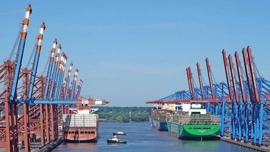 Abfertigung von Containerschiffen im Hamburger Hafen