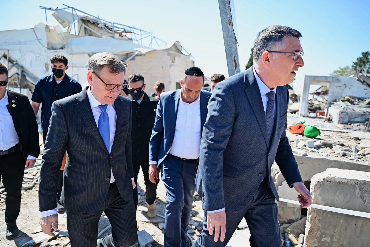 Neun Getötete: Johann Wadephul und Gideon Saar schauen die Auswirkungen einer iranischen Rakete an.