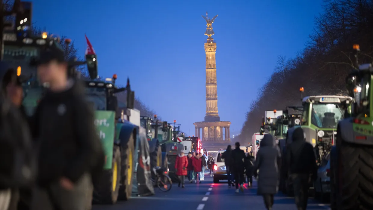 Traktoren stehen vor der angekündigten Großdemonstration des Deutschen Bauernverbandes am Brandenburger Tor auf der Straße des 17. Juni.