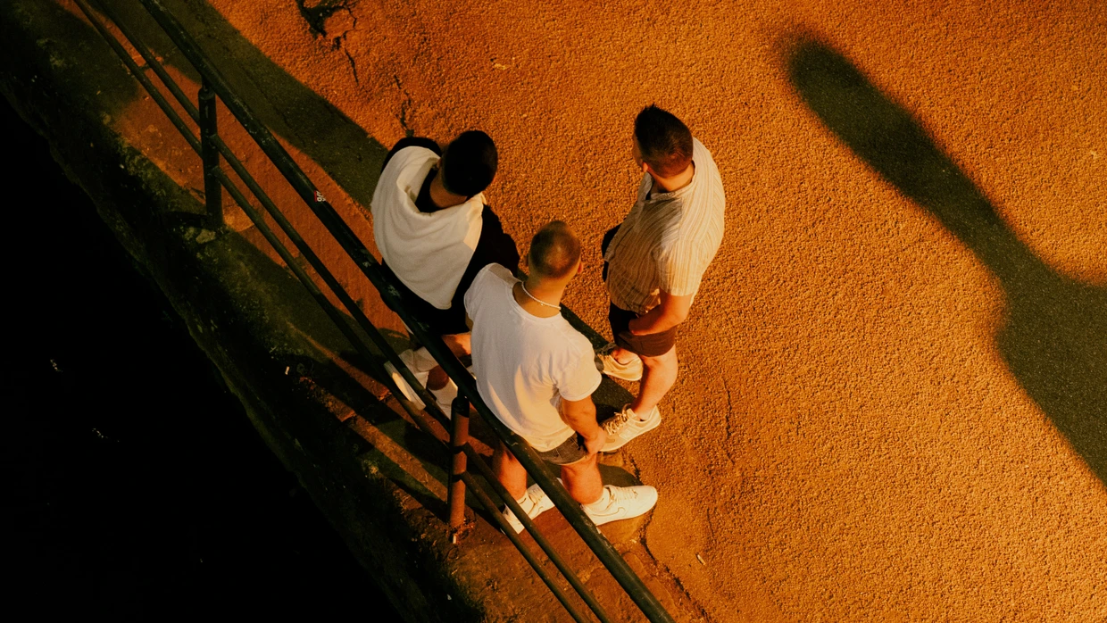 Passanten werfen lange Schatten beim schlendern über das Mainuferfest. Fotografiert am 23.08.2024 in Frankfurt.
