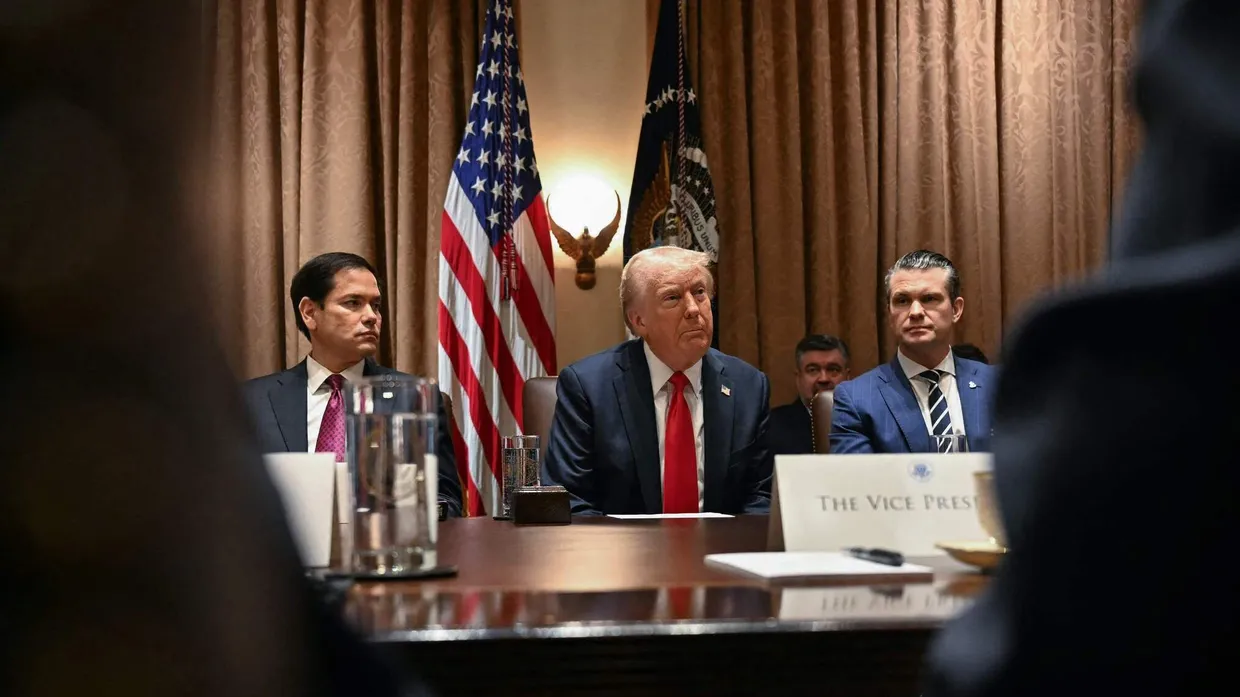 Trump am Mittwoch bei seiner ersten Kabinettssitzung zwischen seinem Außenminister Marco Rubio und seinem Verteidigungsminister Pete Hegseth